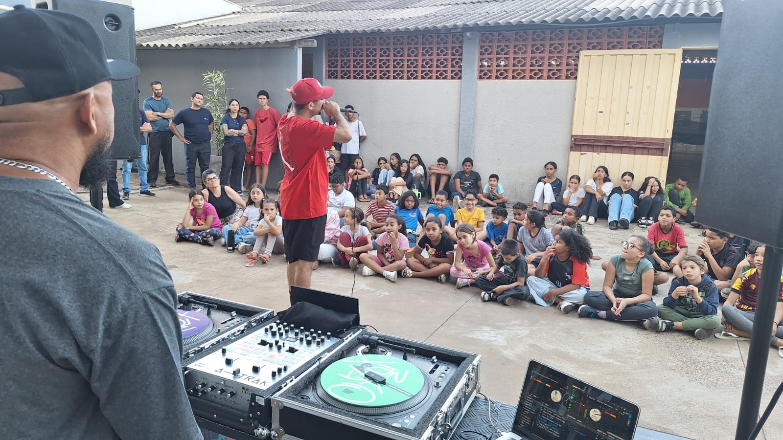 Read more about the article “Saudoso Sabotage” leva alegria e ensinamentos do Hip-Hop para Instituto Lóttus
